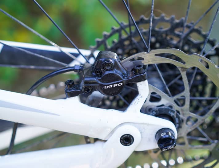 Tektro brakes are rarely found on complete MTBs, so we were curious to see how the stoppers would perform. The brakes were completely convincing.
