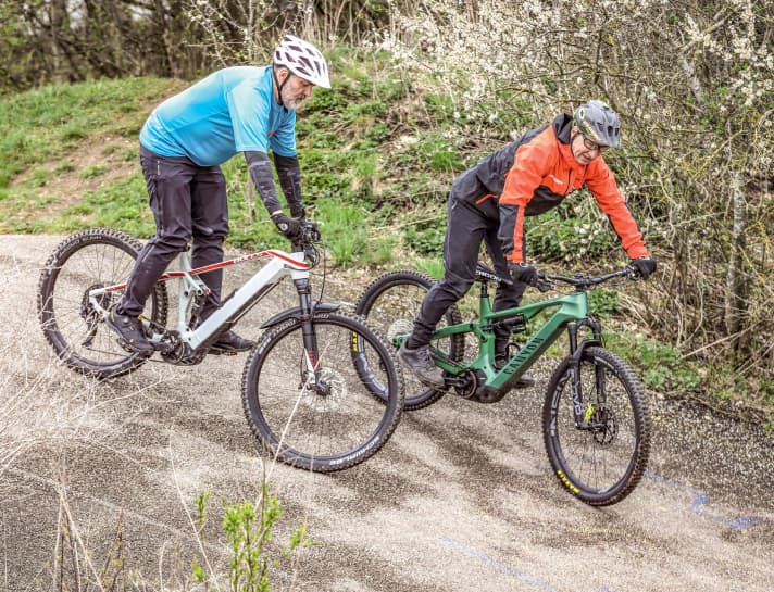 Zuerst lernt Jürgen beim Bremsen, im Stand den Druckpunkt zu fühlen.