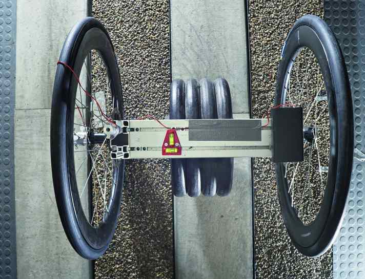 Reale Bedingungen: Die Messung des Rollwiderstands der Reifen kann auch auf rauem Untergrund erfolgen.