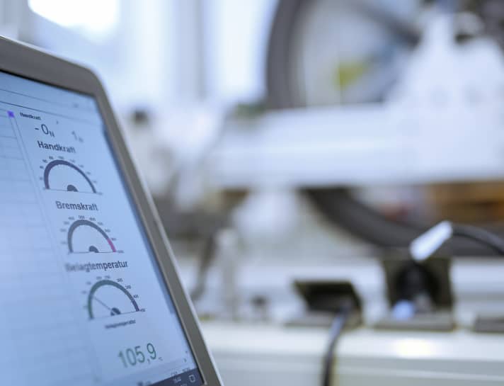 Auf unserem Bremsenprüfstand im TOUR-Testlabor fühlen wir den Scheibenbremsen auf den Zahn. 