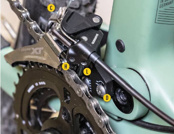An overview of the most important adjustment screws on a Shimano front derailleur (Shimano XT 12-speed) with E-Type mounting.