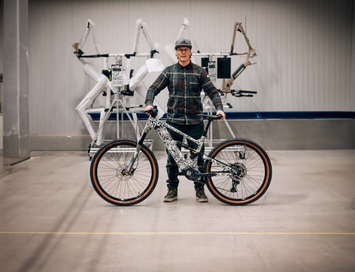 Guido Tschugg with the prototype of the new All Mountain E-MTB from Hepha. 150 mm // up to 100 Nm // up to 804 watt hours.