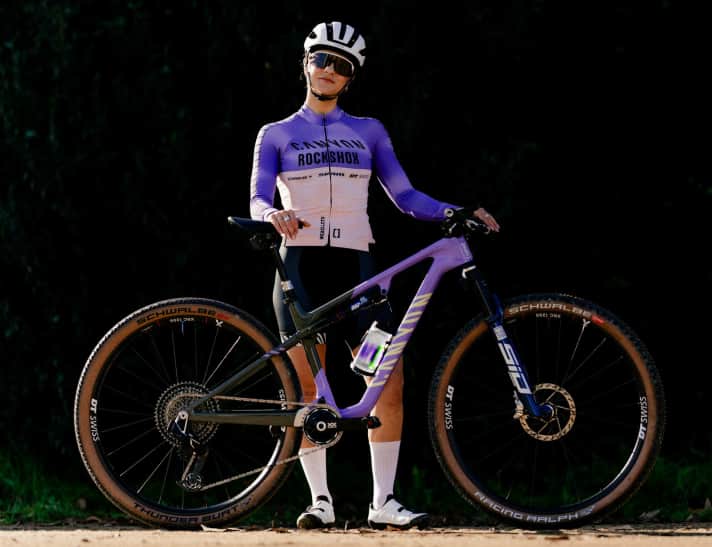 Jenny Rissveds entledigt sich für die Saison 2025 des zurückhaltenden Kits ihres eigenen Teams (Team 31 Ibis Cycles Continental). Stattdessen streift sich die Schwedin die schrillen Farben von Canyon CLLCTV über.