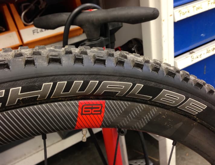   Problem 2: Die aufgeklebten Schwalbe-Reifen haben nur ein kurzes Ventil, ohne Ventilverlängerung steht man blöd da. Die Tubular-Reifen verlieren alle paar Tage Luft.
