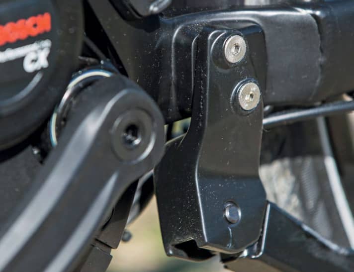 Connection of the centre post to the chain stay: Large-area friction-locked