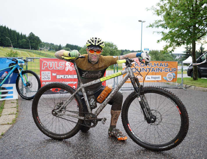   Kleine Übersprungshandlung: Spontane Teilnahme an der legendären Mad East Challenge. Jener Marathon, der als "Grüne Hölle" berühmt-berüchtigt ist. Die offizielle Jungfernfahrt soll das Bressan auch nicht auf der Distanz "Light" oder "Medium" absolvieren, nein – den Haken auf dem Anmeldeformular habe ich bei der furchteinflößenden Streckenvariante "Hell" gesetzt. Selbstgemachtes Problem, könnte man sagen. Egal! 7:45 Stunden für 126 Kilometer und 3200 Höhenmeter. Platz 18 und immerhin fast zehn Minuten schneller als Marathon-Ass Regina Marunde. Viel wichtiger aber: Das Bressan und ich, wir sind jetzt verschmolzen zu einem Team. 