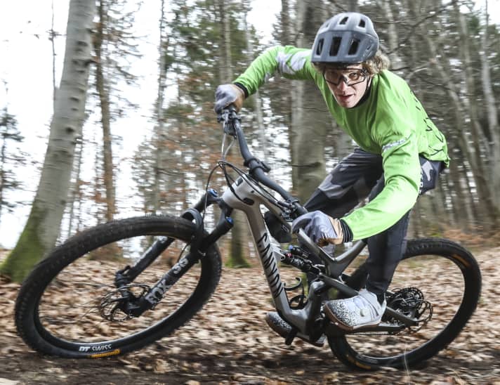 Die Kombination aus Scott Argo Plus Helm und Uvex Shield Brille musste sich im Dauertest über tausende Kilometer und zehntausende Höhenmeter beweisen.