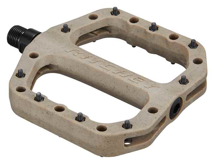 Zäher Nylon soll das Gewicht drücken. Die Pedale gibt es in den Farben Sand und Schwarz.