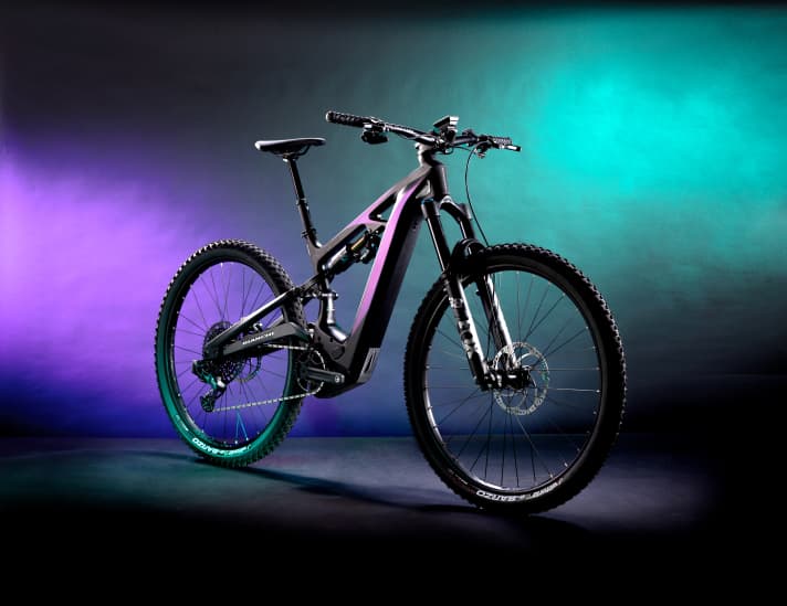 With the E-Vertic series, Bianchi wants to gain a foothold in sporty e-mountain biking. The flagship FX-Type Pro comes with 160 millimetres of suspension travel and an eye-catching design language. The motor has been rotated 28 degrees upwards for a low centre of gravity.