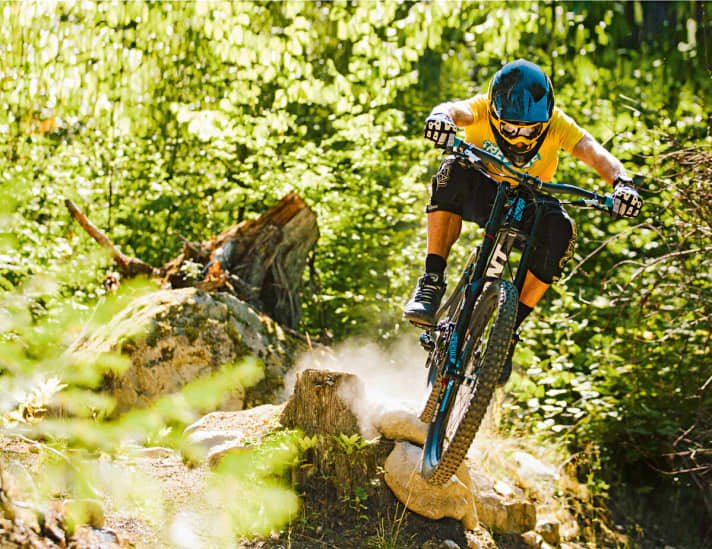   Auch das neue Giant "Glory" setzt auf 650B-Laufräder. Wer weiß, vielleicht hätte sich diese Mini-Stufe mit den größeren Laufrädern auch einfach überrollen lassen – ausprobieren wollten wir es dann aber doch nicht.