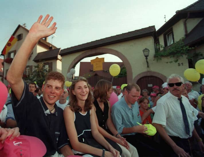 En 1994, Ullrich s'installe dans le Brisgau, qui devient rapidement sa patrie. C'est ici qu'il se laisse fêter par les habitants de Merdingen après sa victoire en 1997.