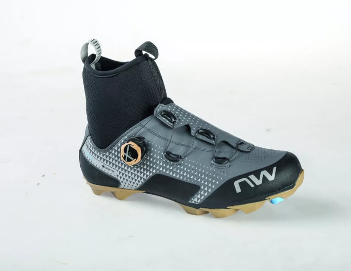 Das A und O: Ein isolierender, maximal wasserdichter Winterschuh. Die Northwave X-Celsius Arctic GTX sind perfekt und räumten den Sieg beim aktuellen BIKE-Test ab.