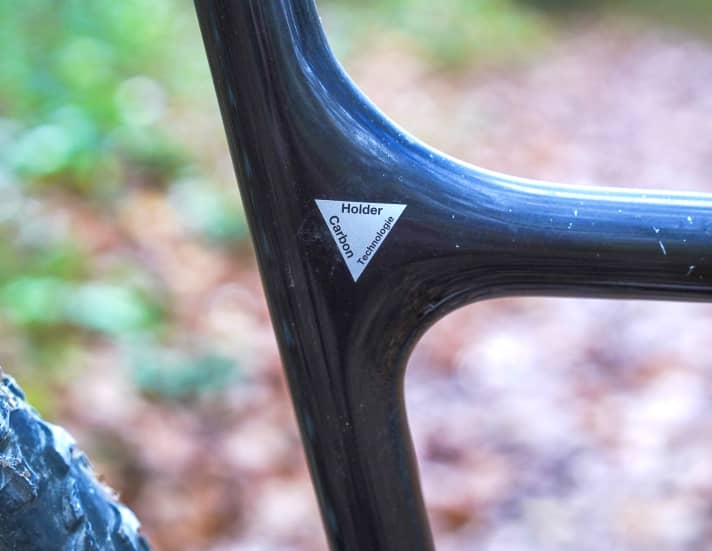 Das Black Arrow wurde von der kleinen, deutschen Carbon-Manufaktur Holder für den Fahrrad-Konzern Staiger produziert. Ein kleiner Aufkleber weist drauf hin.