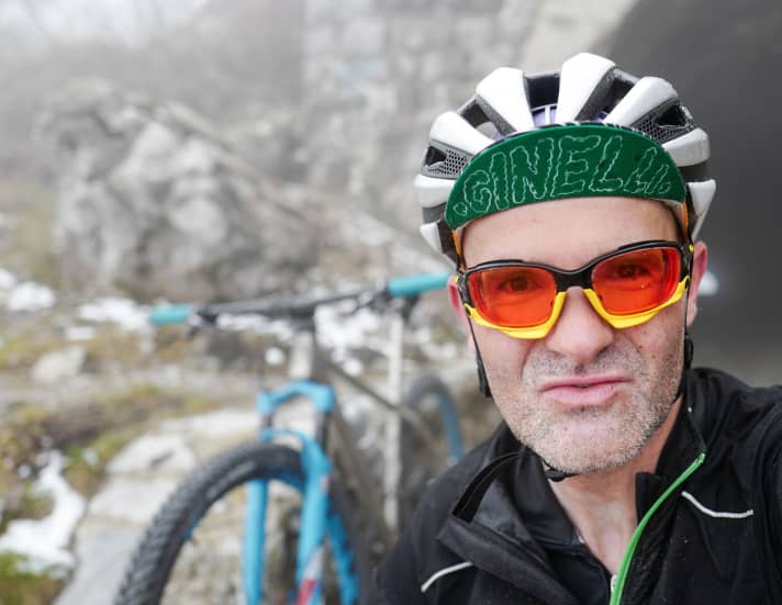   BIKE-Reporter am Gipfel der Glückseligkeit: Der Tremalzo ist und bleibt sein Lieblingspass.