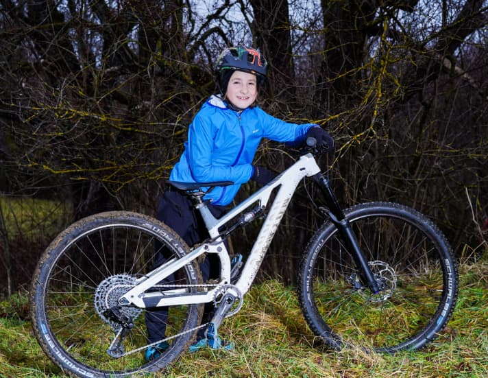Conclusion from our test rider Tim (10), who normally rides an 8.0-kilo <a href="https://www.bike-magazin.de/service/kaufberatung/test-2017-kinderbike-vpace-max275" target="_blank" rel="noopener noreferrer nofollow">VPace Max</a>: "The bike looks cool and is great fun, especially in the bike park. The suspension is nice and soft. You can ride really fast. The gears are also easy. And the grips are nice and soft. But riding uphill is exhausting. The bike is really heavy."