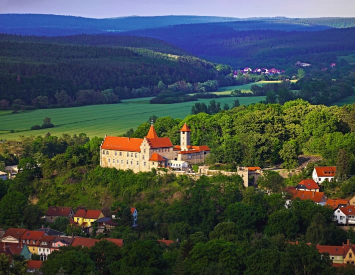 Hilly idyll: view of the Ilm valley with the Niederburg castle in Kranichfeld.