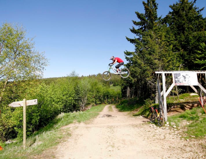     Mutprobe: Das 5 Meter hohe Roadgap auf der Downhillstrecke „La Nuts“ ist der höchste Drop in Lac Blanc. Doch gut gebaut und daher smooth und spaßig!