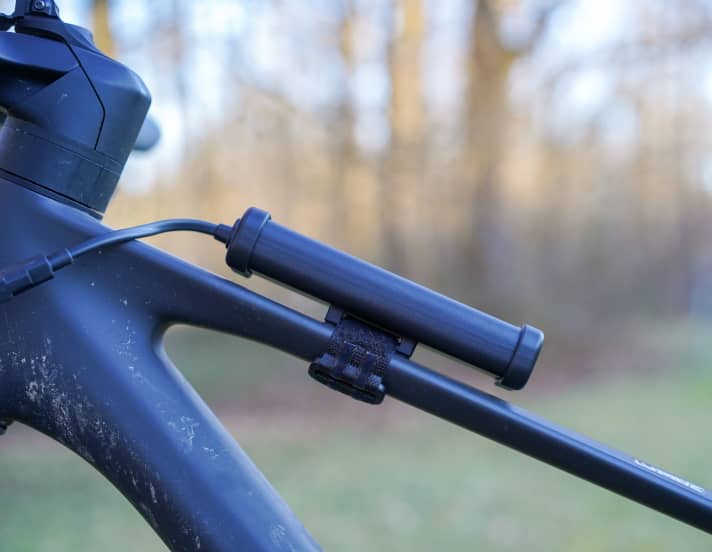 Flat look, simple installation: the battery rides on the top tube without vibrating.
