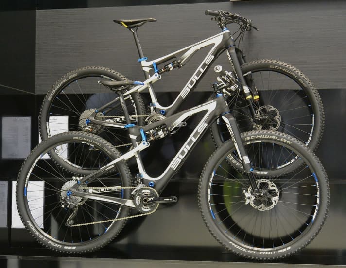   Das erfolgreiche 100-mm-Marathon-Fully Wild Edge darf sich für 2015 ebenfalls mit einer RS-1 zieren – sowohl in der Top-Version Wild Edge Team (hinten), wie auch dem Wild Edge (vorne).