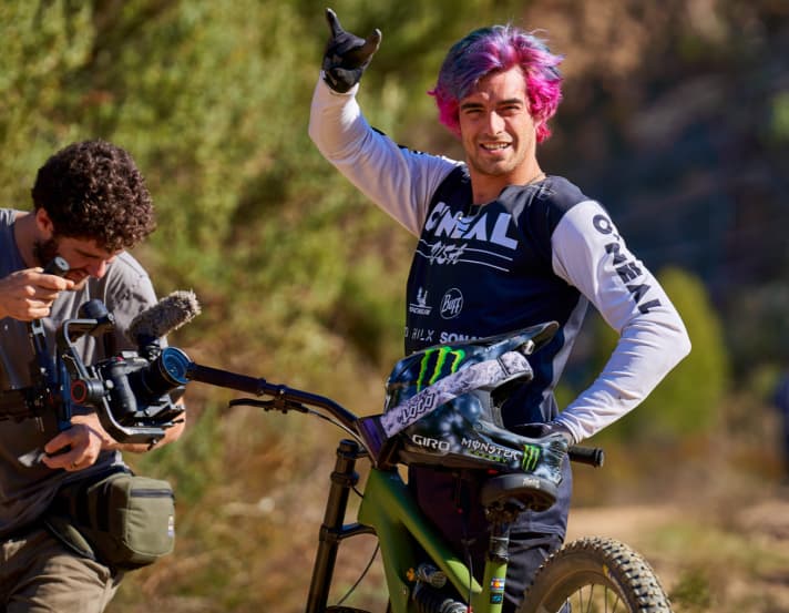 The crazy Spaniard Adolf Silva from Barcelona is known for his monstrous double flips. And for daring hair colours. But if you have a mane like that, you can afford it - or rather: if you have balls like that!