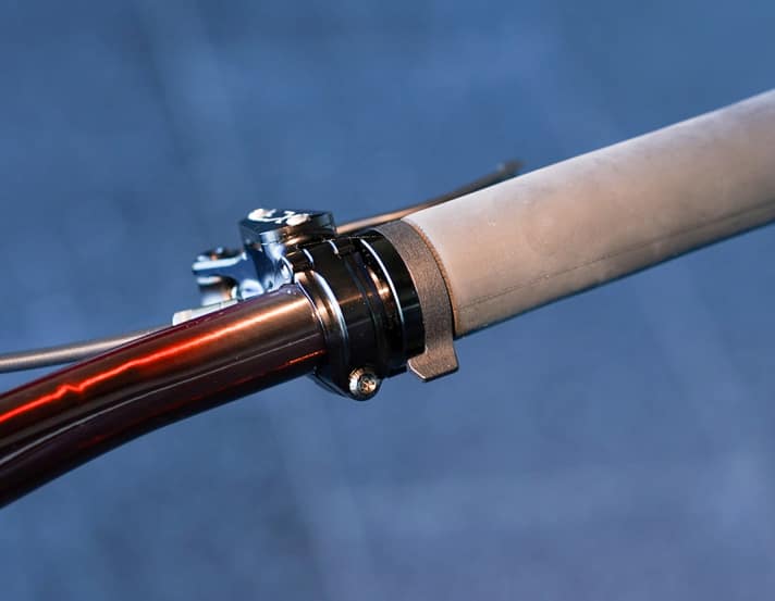 A Zirbel radio shifter with electronics integrated into the handlebars keeps the cockpit as clean as possible.