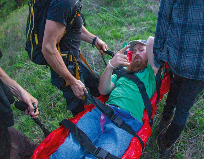 Der Drop-Hero verlässt die Arena – leider in der Trage; die seine Freunde halten. Diagnose: Bänderriss, Knochenblutung. Die kleinen Pedale waren schuld.