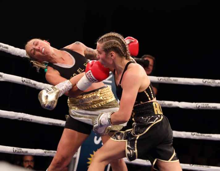 Sophie Alisch (à droite) a remporté dix victoires en dix combats de boxe professionnelle.