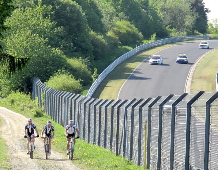   Auf der Bike-Strecke neben der Nürburgring Nordschleife.
