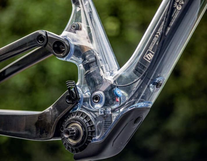 Not only is the motor invisible, the shock absorber is also completely integrated into the frame.