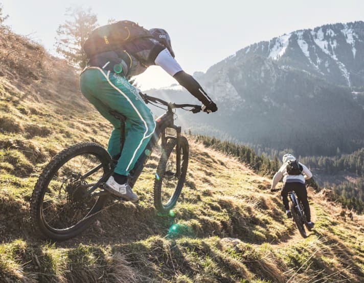 Relaxed cruising over the trail: The Levo from Specialized is the first choice for trail fans. Because it combines riding safety with fun handling. Top of the test field!