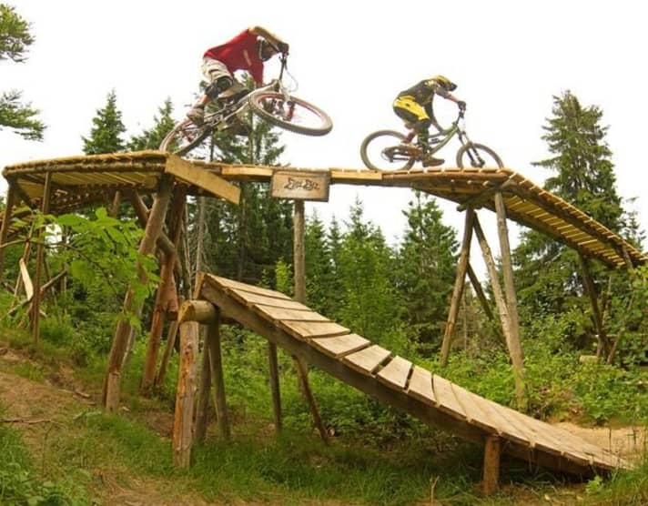   Genagelte Probe: Die Tester Christian und Dimitri auf dem neuen „You go first“–Trail im Bikepark Bischofsmais. Das ideale Testumfeld für die drei Spezialisten YT „Noton 2.0“, Specialized „Status 1“ und Kona „Entourage 170“.