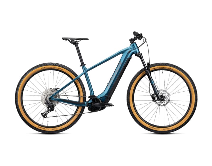   The Radon Jealous AL Hybrid 8.0 for € 2699 does without the telescopic seatpost and rolls on stylish, but slightly lower quality tyres than the 300 more expensive model. Its Shimano Deore drivetrain with 11 gears (11-51 teeth) provides a few per cent more gear range than the Sram NX Eagle drivetrain on the 9.0 model.