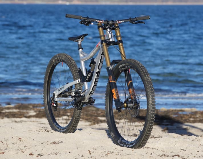   Alutech is now presenting its "Sennes" downhill bike with 29er wheels for the first time. The competition is also rumoured to be working on 29er downhillers.