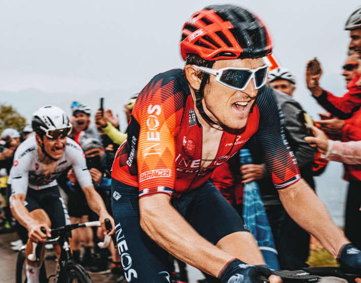 Geraint Thomas s'est emparé du maillot rose grâce à une attaque avec João Almeida (en arrière-plan) sur le Monte Bondone, juste avant son 37e anniversaire.