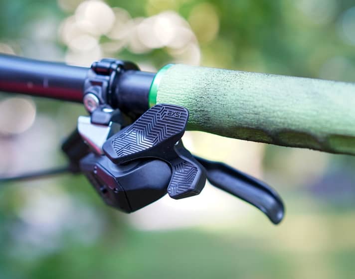   More counter-pressure and a new shape: The new shift paddle for the Sram Eagle AXS is intended to bring back some of the feel of the "good old" mechanical gear shifting.
