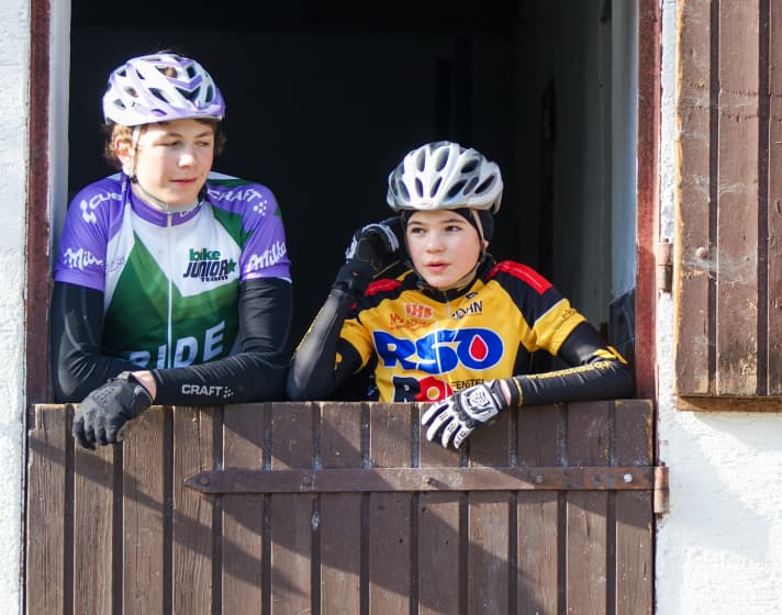 Georg und sein jüngerer Bruder Andreas, der heute ebenfalls erfolgreich in der Elite-Klasse fährt. Hier gucken sie aus dem Kuhstall des familieneigenen Bauernhofs heraus. Um für die Jungs da zu sein und genügend Zeit zum Unterstützen der Rennkarriere zu haben, hatte Papa Herbert kurz zuvor seinen Job als Landwirt an den sprichwörtlichen Nagel gehangen.