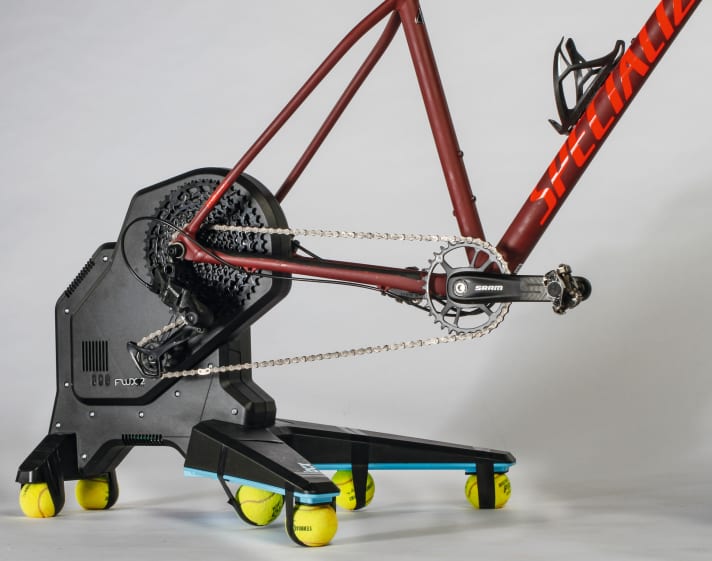   Or you can use <a href="https://www.awin1.com/cread.php?awinmid=14353&awinaffid=471469&clickref=B+Tennisb%C3%A4lle&ued=https%3A%2F%2Fwww.decathlon.de%2Fbrowse%2Fc0-alle-sportarten-a-z%2Fc1-tennis%2Fc3-tennisballe%2F_%2FN-1vz85yi&pref1=bike" target="_blank" rel="noopener noreferrer nofollow">tennis balls</a> *, which you attach under the feet with tape or tension belts. Price: around 10-15 euros. 