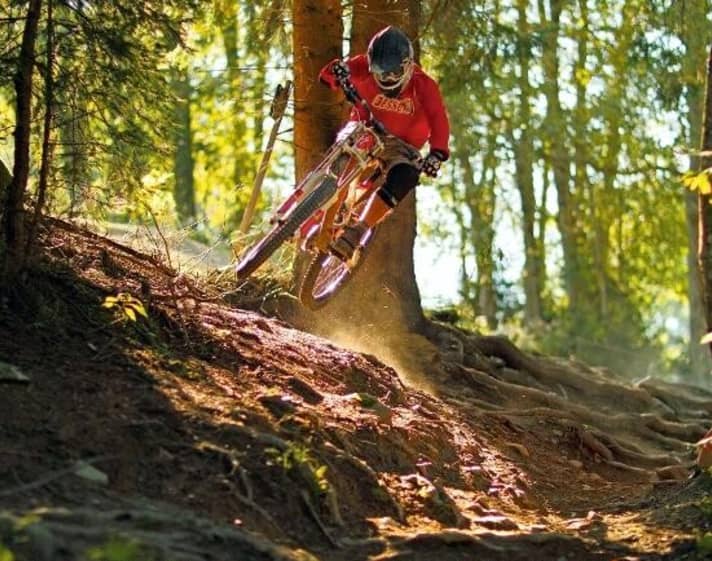     Die Downhill-Strecke "Speedster" hat’s in sich und ist deshalb auch Teil des UCI-DH-Worlcups. Aaron Gwin schafft die komplette Strecke in 3,44 Minuten. Na, dann mal los!