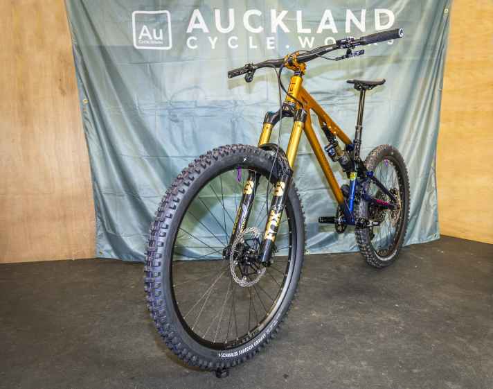 Plenty of suspension travel: The steel frame can also accommodate a downhill suspension fork with 200 millimetres of travel if required.