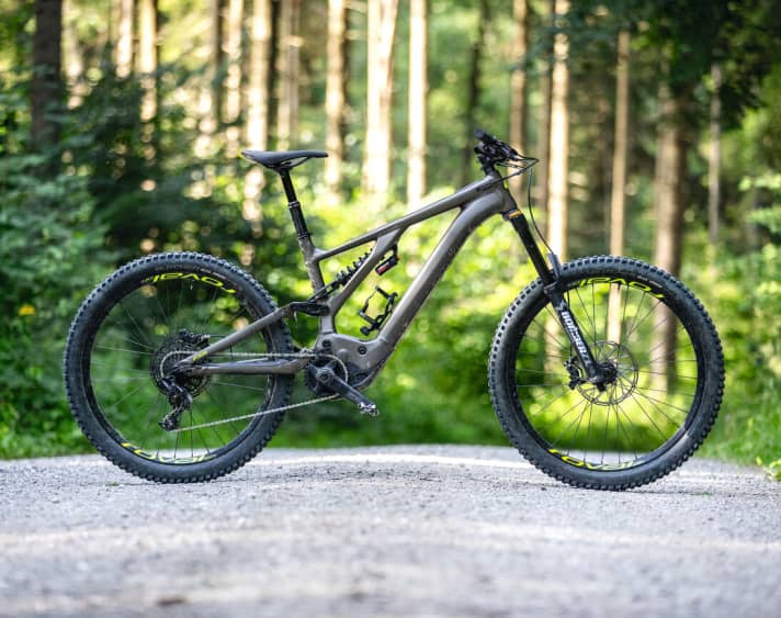   Das Specialized Kenevo Comp: 5499 Euro, 180/180mm, 22,9kg, 27,5''.