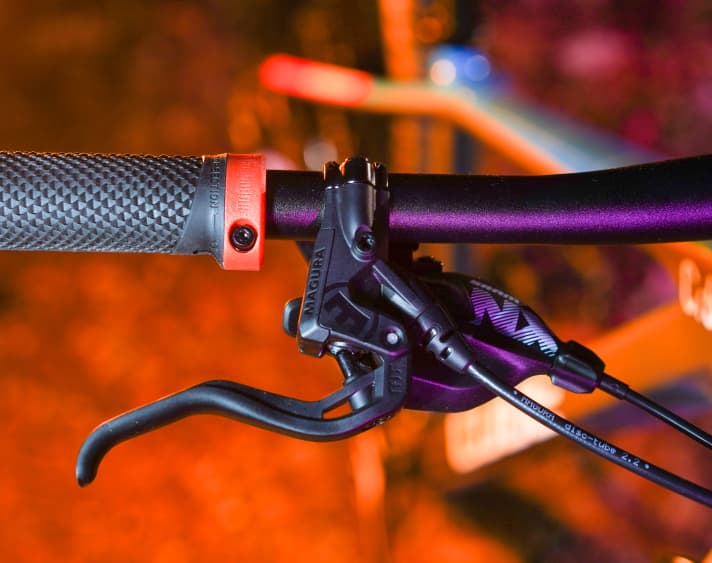 Good choice: The Magura MT Thirty are light and inexpensive thanks to their plastic construction, but still provide good deceleration. Top: The levers can be perfectly adjusted for children's hands.