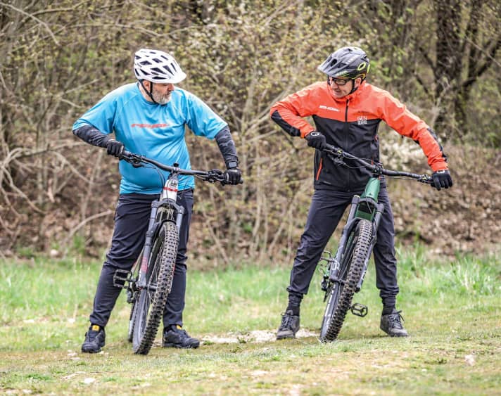 Extend your inside arm to lean the bike into the bend. Your body remains centred over the bike, the saddle rests on your thigh.