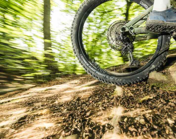 Promising and noticeably different: the first few metres on the new radial tyres from Schwalbe.