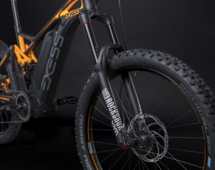   Schwalbes Nobby Nic in 27.5 x 3.0 provide the necessary grip and a beefy look.