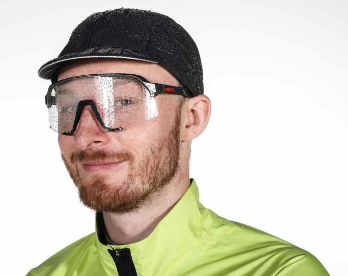 2 or 3 in 1: Cycling goggles with dark, light or even clear interchangeable lenses offer the right option for any weather. Changing them is usually quick and easy. But do you always have the right lens with you? A waterproof cycling cap can be more comfortable than a cap.