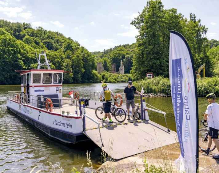 Auch mit dem Fahrrad geht’s auf den Fluss. Die Gratis-Fähre vor dem Kemnader Stausee bietet Radlern eine willkommene Verschnaufpause auf dem Ruhr-Radrundweg.