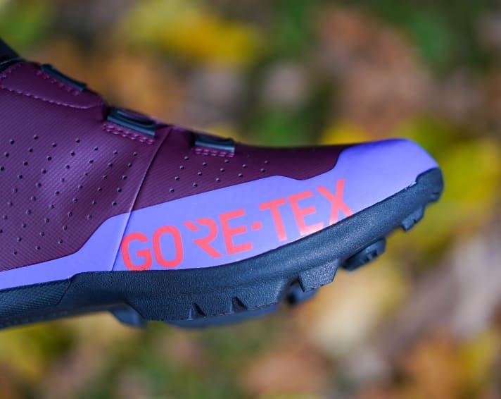 The Gore-Tex Koala membrane is the centrepiece of the Fizik Terra Artica GTX. Which is why the Gore lettering is proudly emblazoned in bright orange on the inner forefoot.