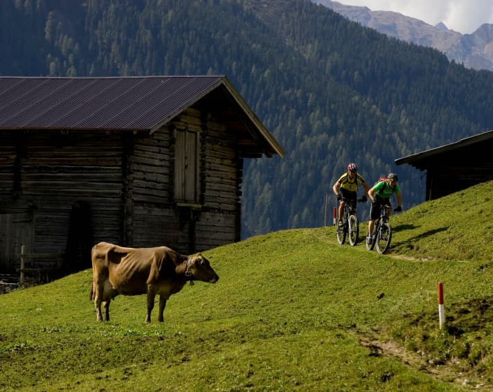   Fun trails, a great mountain experience and a cosy rest stop: everything is just right on the tour over the Geiseljoch.