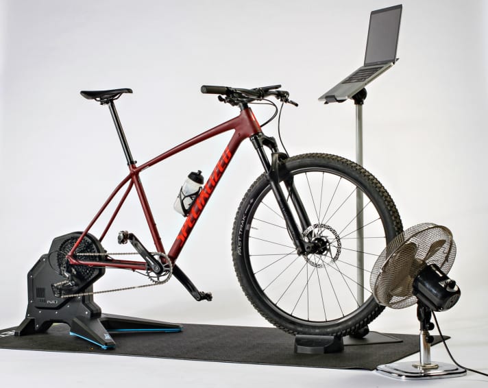 The perfect setup for indoor bike training at a glance.