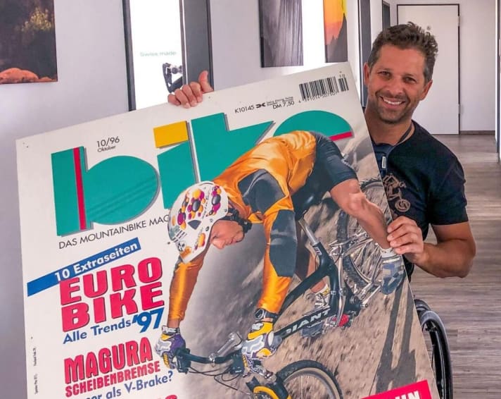   Zum 15. Agentur-Jubiläum schenkten wir Tarek seinen BIKE-Titel von November 1996. Man beachte den Style! Lycra-Hose, DH-Helm, Klickies – aus heutiger Sicht ein modisches No Go. Damals absolut cool.  